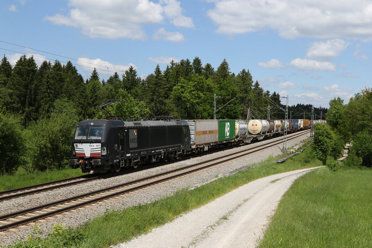 193 871 mit einem  KLV  aus Salzburg kommend am 30. Mai 2021 bei Grabenst�tt.