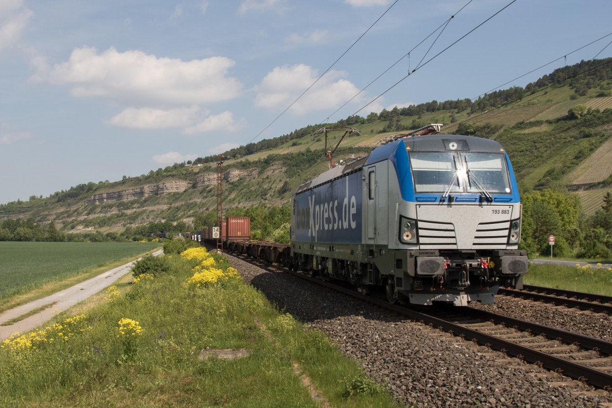 193 883 zieht am 14. Mai 2015 einen Containerzug bei Th�ngersheim in Richtung W�rzburg.