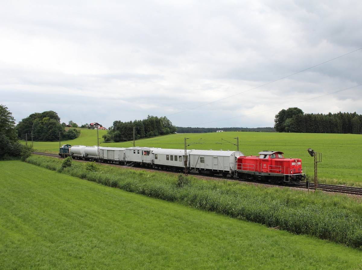 212 310-7 und 212 329-7 mit dem Spritzzug am 21. Juni 2015 bei Stra�.