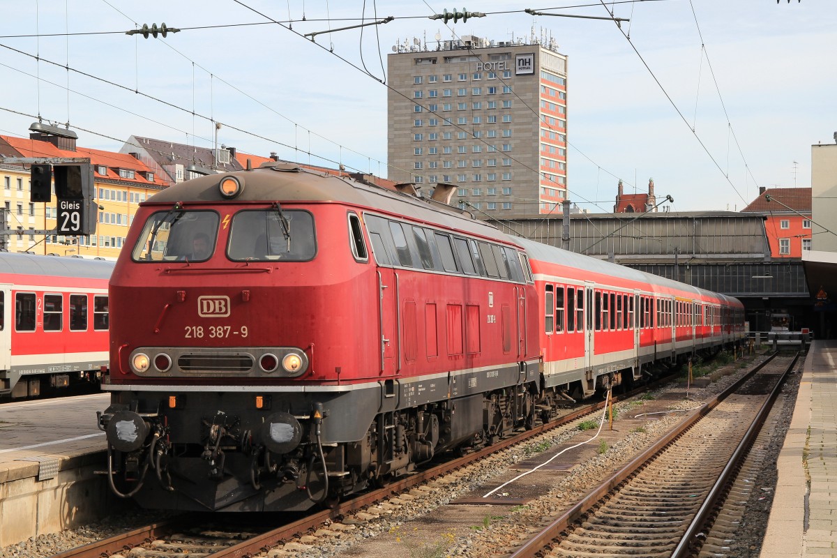 218 387-9 am 21. Oktober 2013 im Aussenbereich des M�nchner Hauptbahnhof.