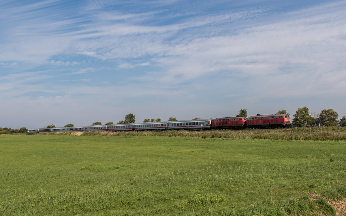 218 397 und 218 385 aus Westerland kommend am 31. August 2016 bei Klanxb�ll.