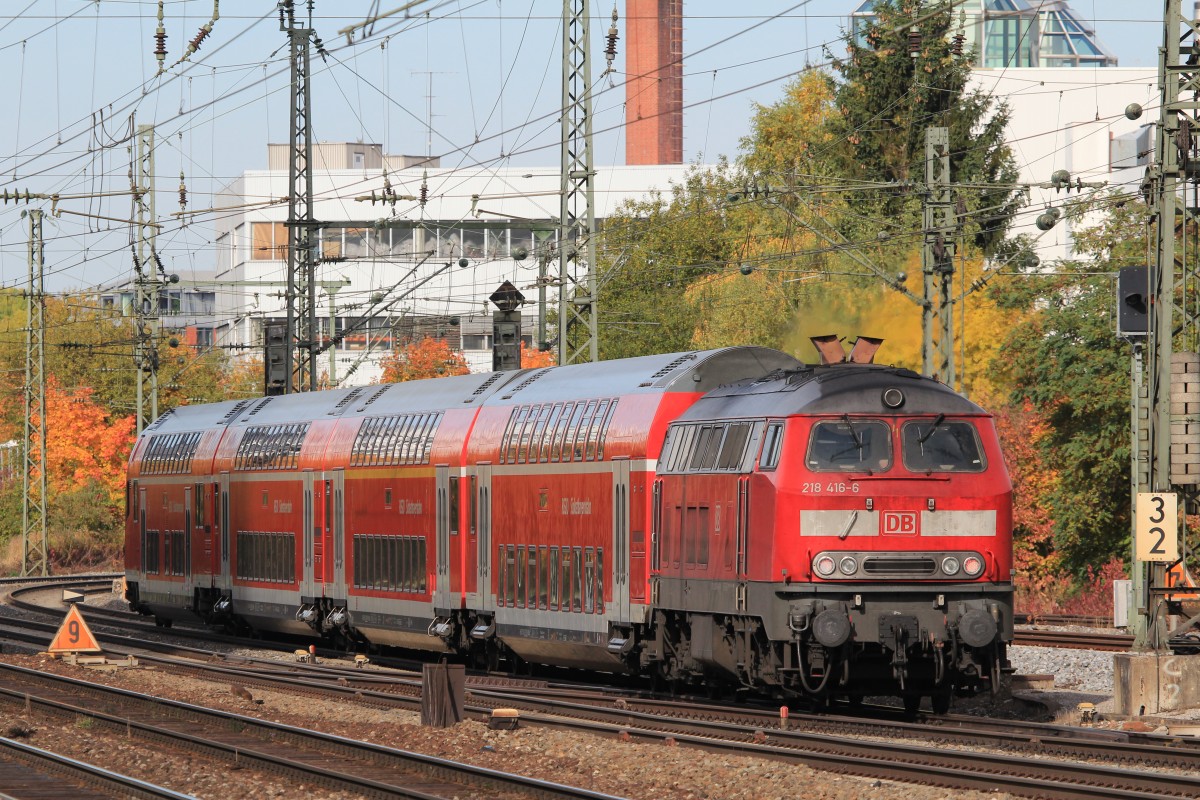 218 416-6 am Ende eines Regionalzuges auf dem Weg zum M�nchner Hauptbahnhof am 21. Oktober 20123 in M�nchen-Heimeranplatz.