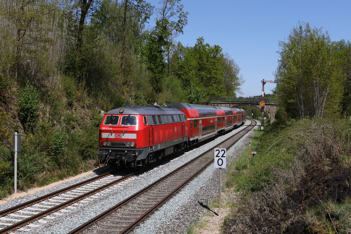 218 416 aus Hof kommend am 13. Mai 2025 bei Reuth/Erbendorf.