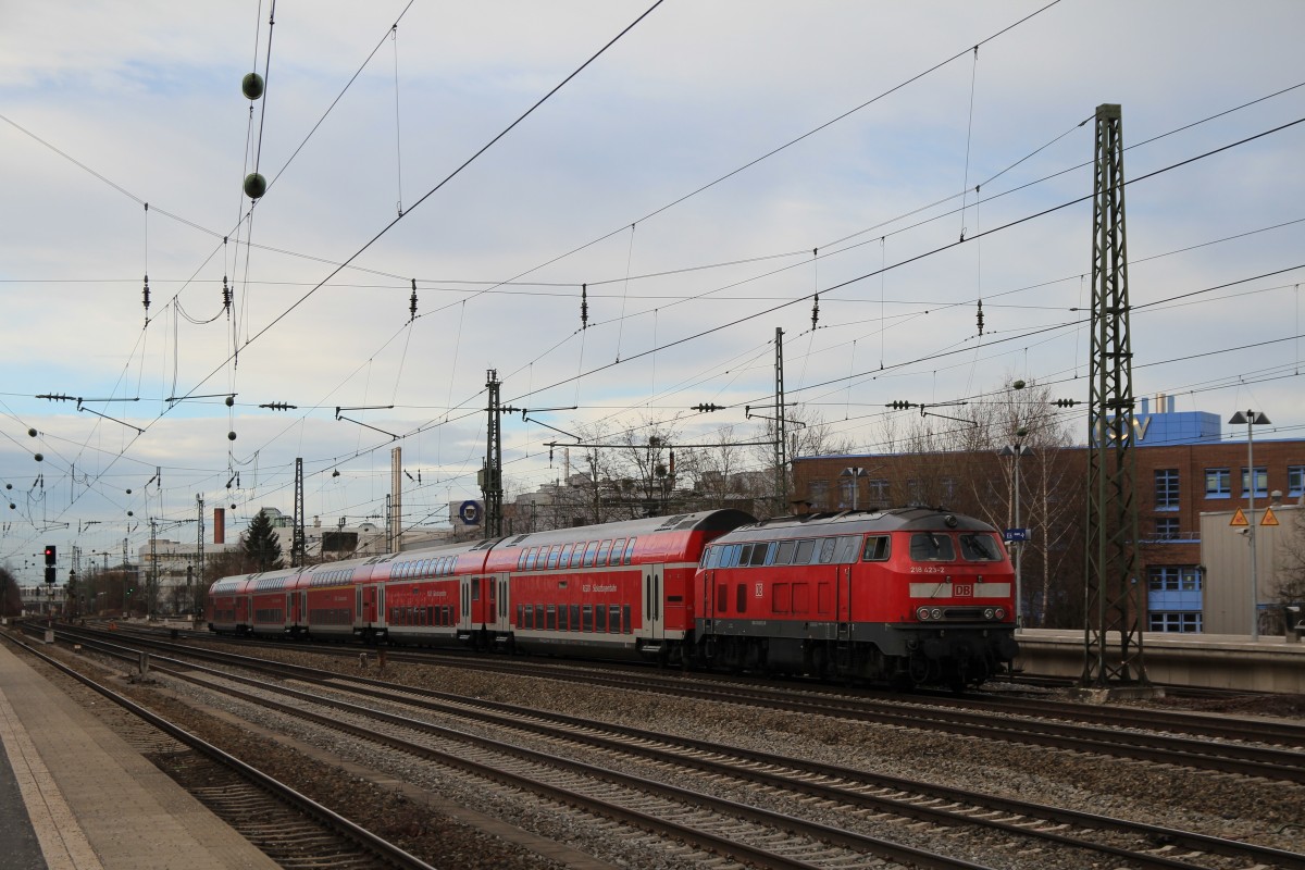 218 423-2 schiebt einen Regionalzug in Richtung M�nchner Hauptbahnhof. Aufgenommen am 3. Januar 2014 in M�nchen-Heimeranplatz.
