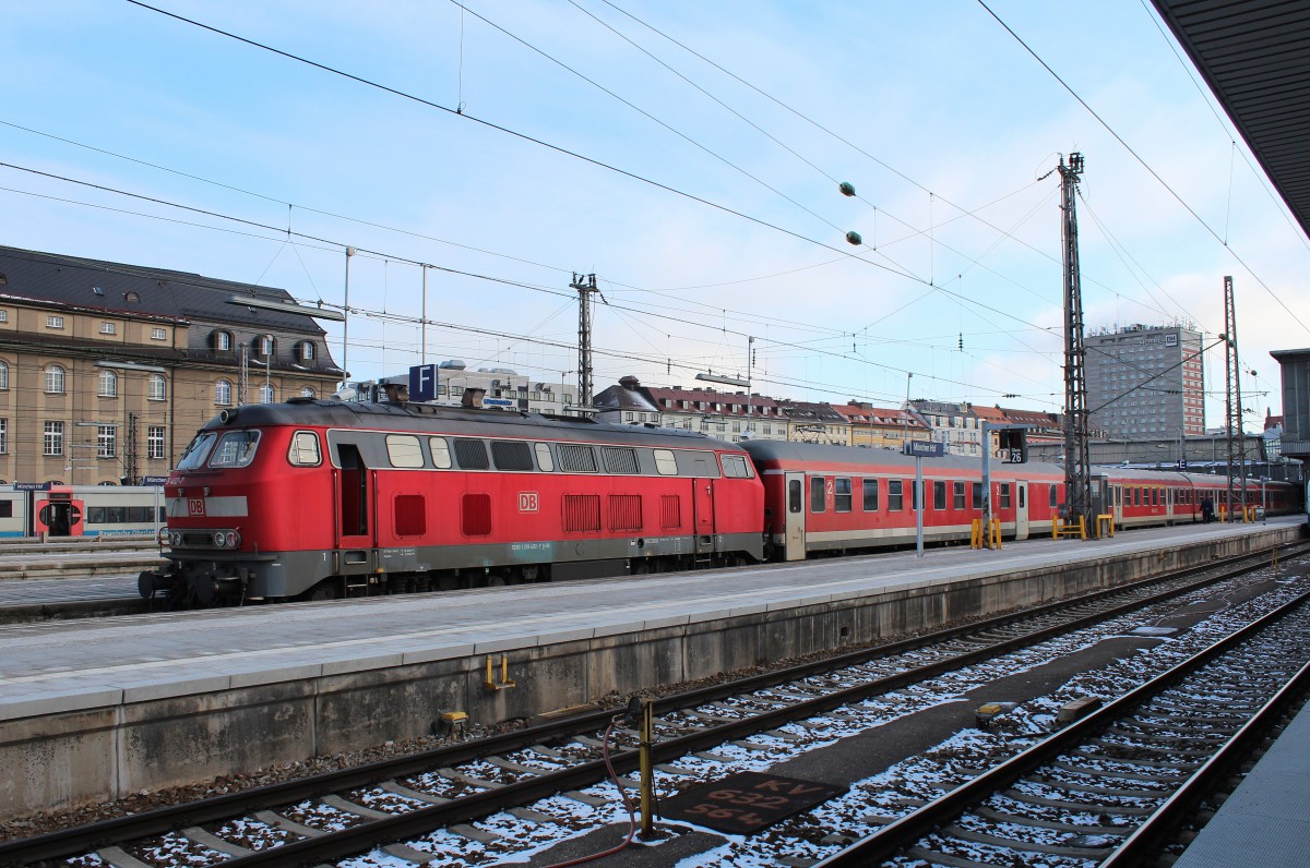 218 492-7 steht am 15. Januar 2012 abfahrbereit im M�nchner Hauptbahnhof.
