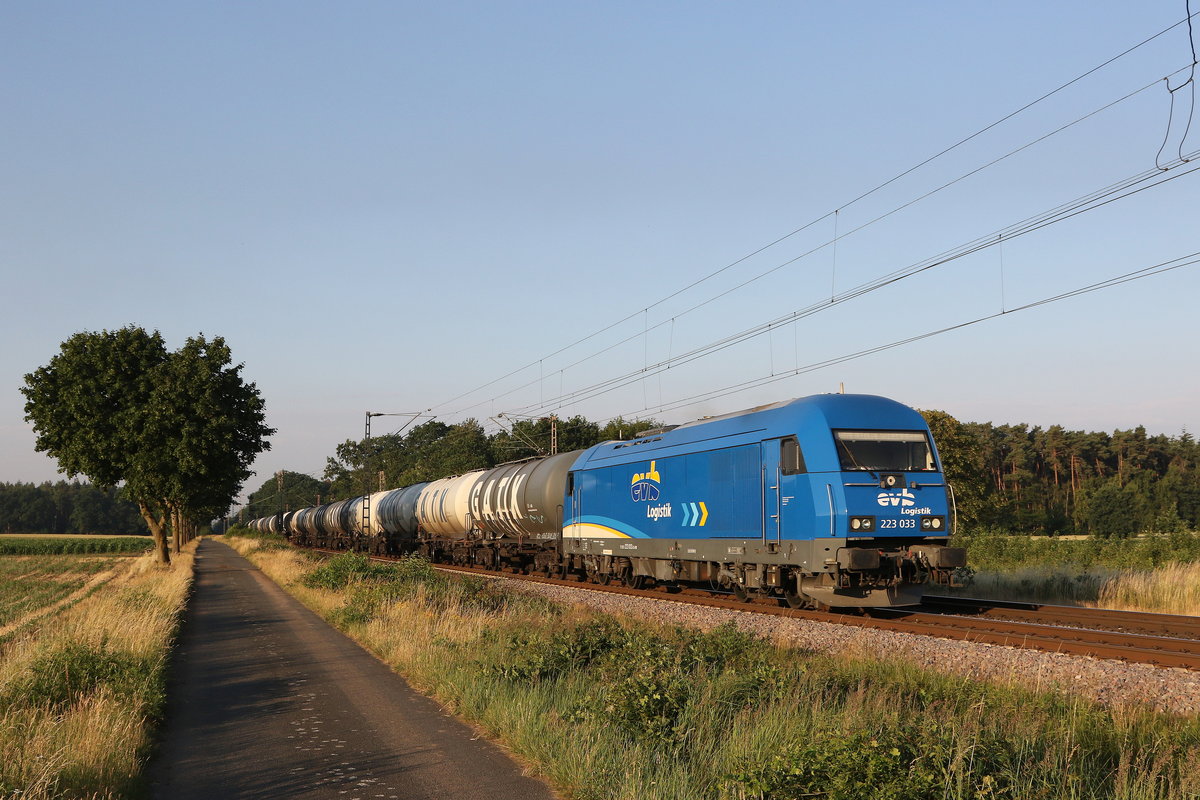 223 033 mit einem Kesselwagenzug am 27. Juni 2020 bei D�rverden.