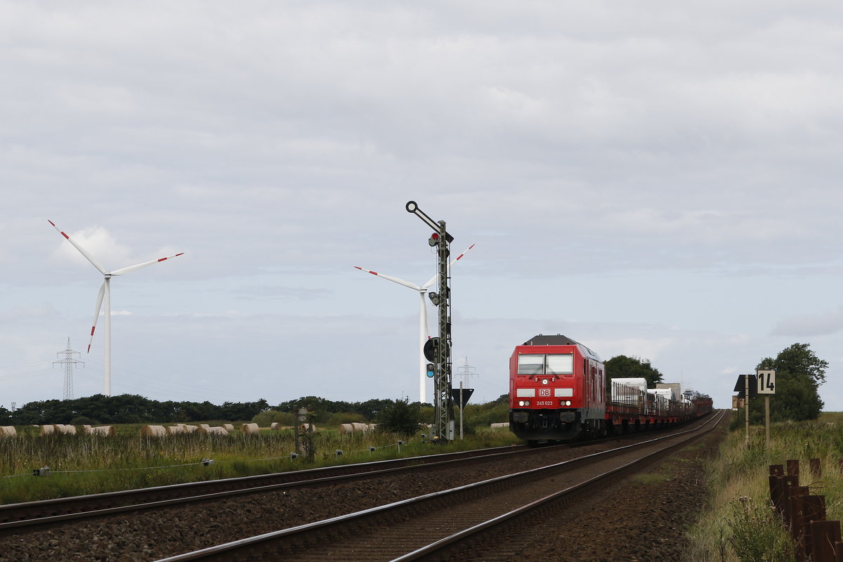 245 023 mit einem Sylt-Shuttle aus Sylt kommend am 13. August 2017 kurz vor Klanxb�ll.