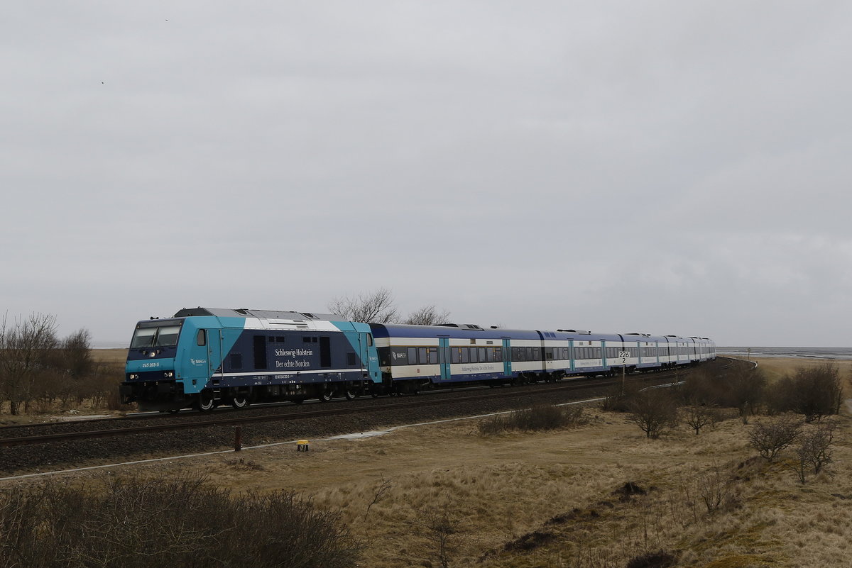 245 203-5 war am 21. M�rz 2018 mit einem Regionalzug bei Morsum in Richtung Westerland unterwegs.