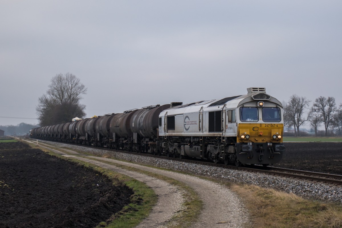 247 047-4 mit einem Kesselwagenzug am 30. Dezember 2015 kurz vor Alt�tting.
