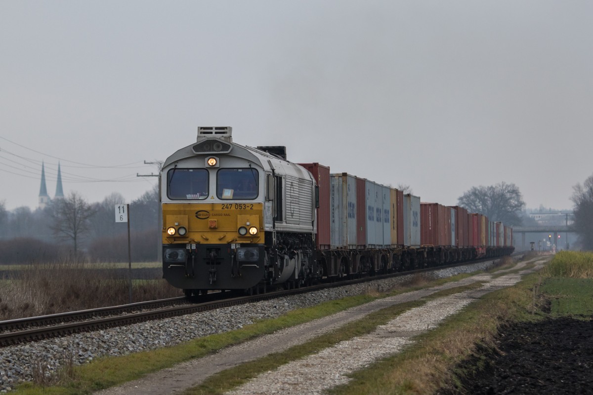 247 053-2 mit einem Containerzug am 30. Dezember 2015 bei Alt�tting.