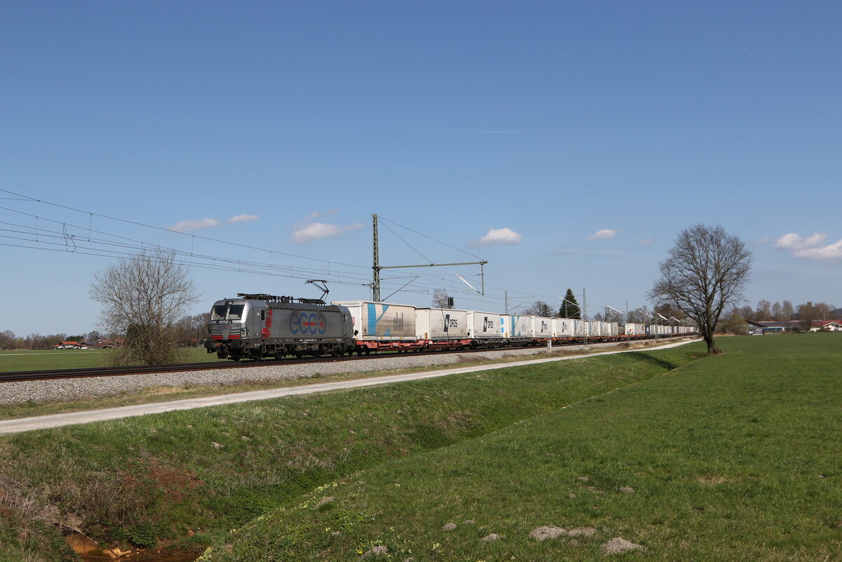 6193 890 von  ECCO  war mit einem  EKOL-KLV  in Richtung M�nchen unterwegs. Aufgenommen bei �bersee am Chiemsee am 7. April 2026.