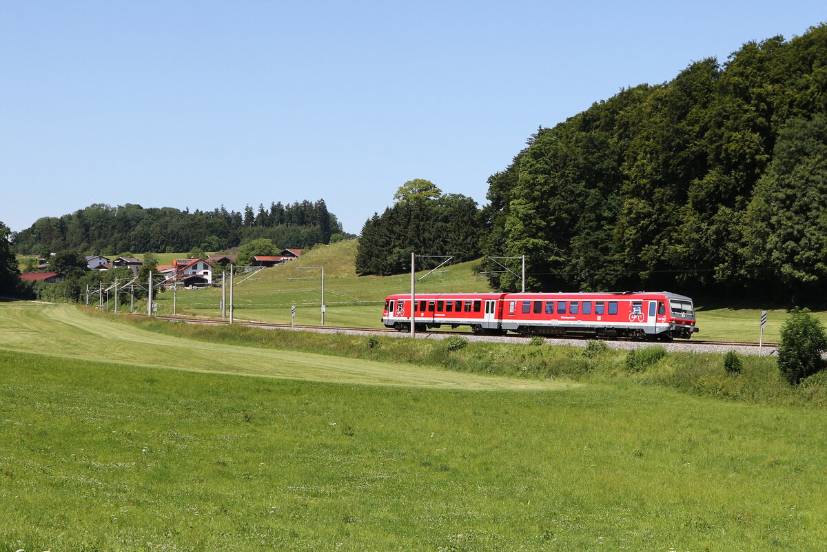 628 081 war am 25. Juni 2025 bei Axdorf in Richtung Freilassing unterwegs.