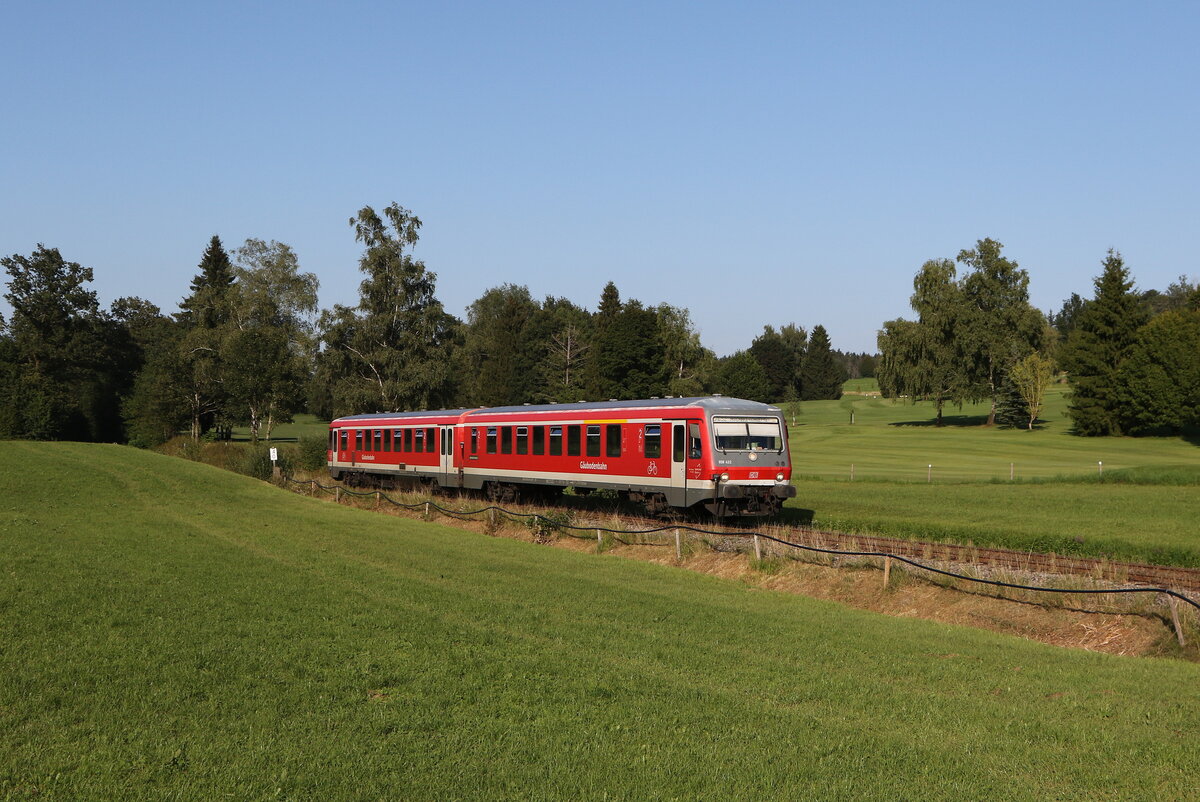 628 422 war am 19. August 2025 auf der  Chiemgaubahn  zwischen Prien am Chiemsee und Aschau im Chiemgau im Einsatz. Das Bild entstand kurz vor dem Haltepunkt  Vachendorf .