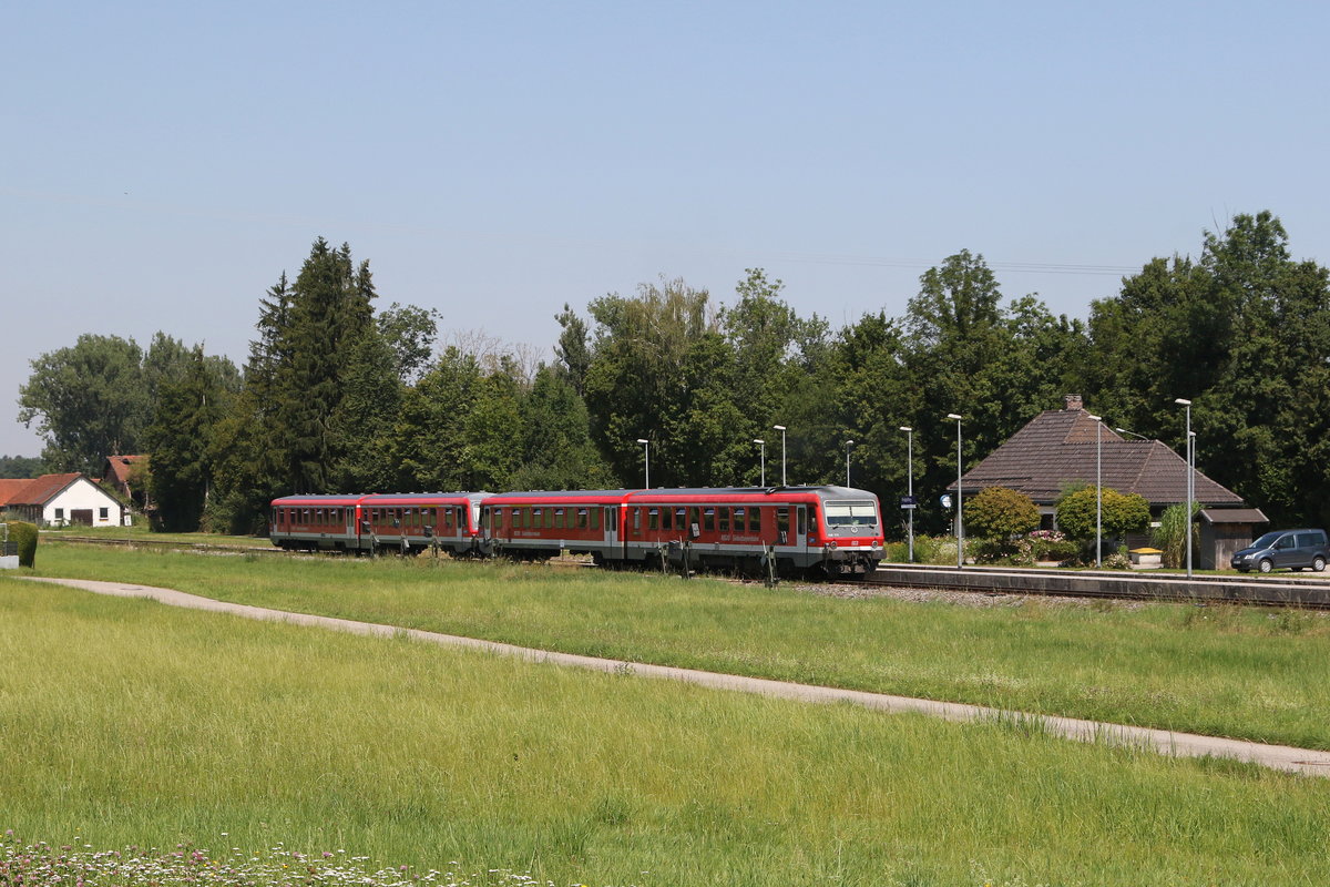 628 572 und 628 576 kurz nach der Einfahrt in Kirchansch�ring am 1. August 2020.