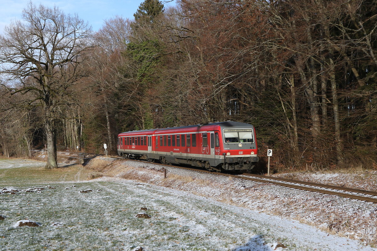 628 591 war am 31. Dezember 2025 auf der  Chiemgau-Bahn  im Einsatz. Hier aus Prien am Chiemsee kommend bei Umratshausen-Ort.