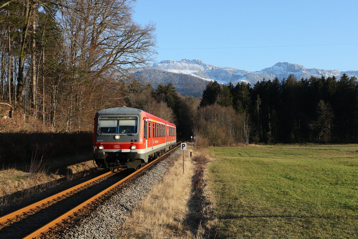 628 612 aus Aschau kommend vor dem Hintergrund der Kampenwand am 18. M�rz 2025 bei Umratshausen.