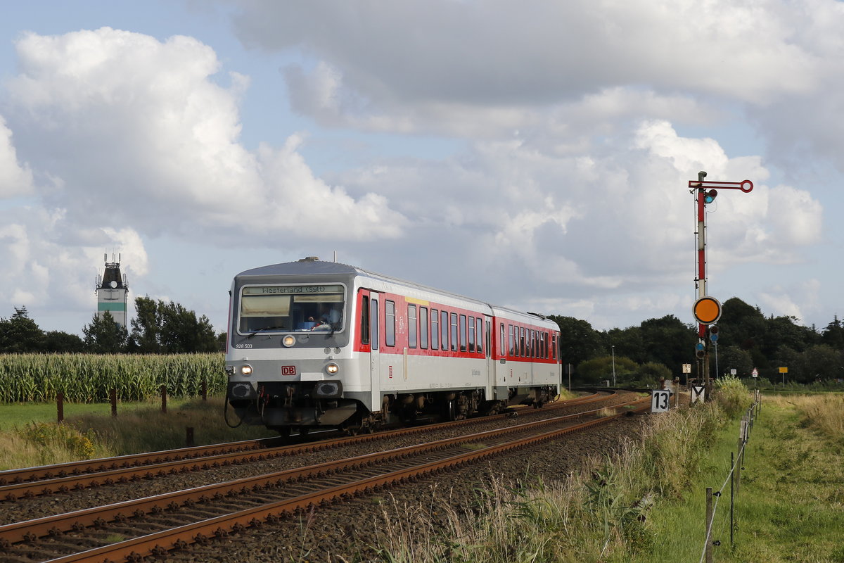 928 503 auf dem Weg nach Sylt. Aufgenommen am 13. August 2017 bei Risum-Lindholm.