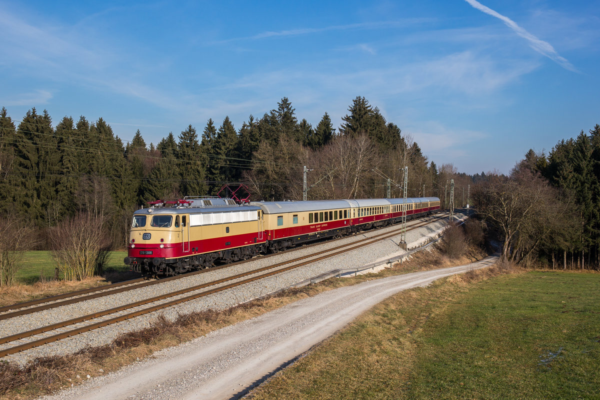 E10 1309 mit dem  Rheingold  aus Salzburg kommend am 2. Januar 2017 bei Grabenst�tt.