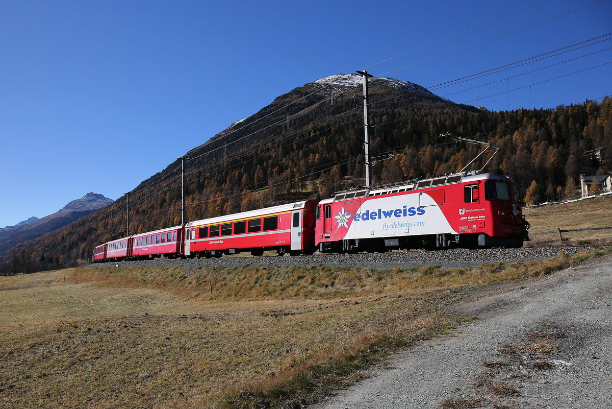 Ge 4/4 II 618  Berg�n  mit  Fly Edelweiss -Werbung am 31. Oktober 2017 bei  La Punt Chamues CH 