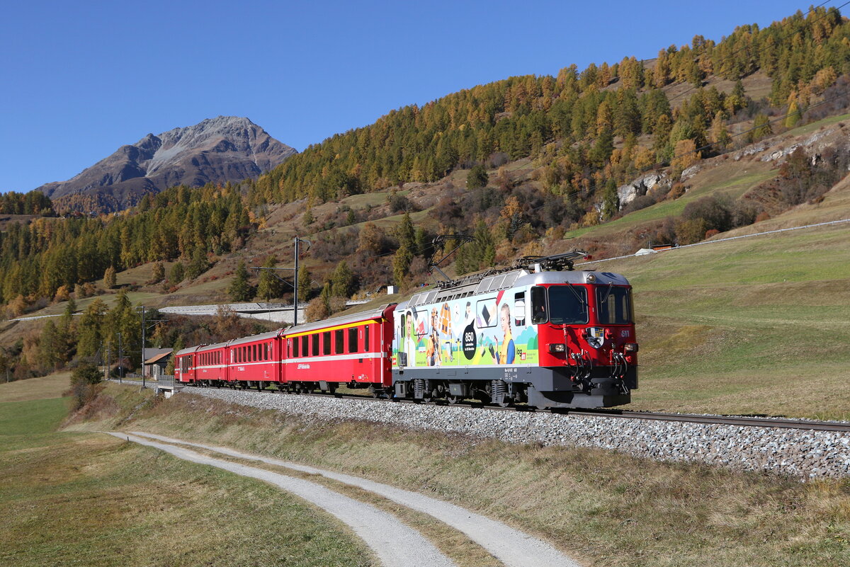 RhB Ge 4/4 II 611  Log in  war am 24. Oktober 2021 kurz vor Ardez auf dem Weg nach Scuol.