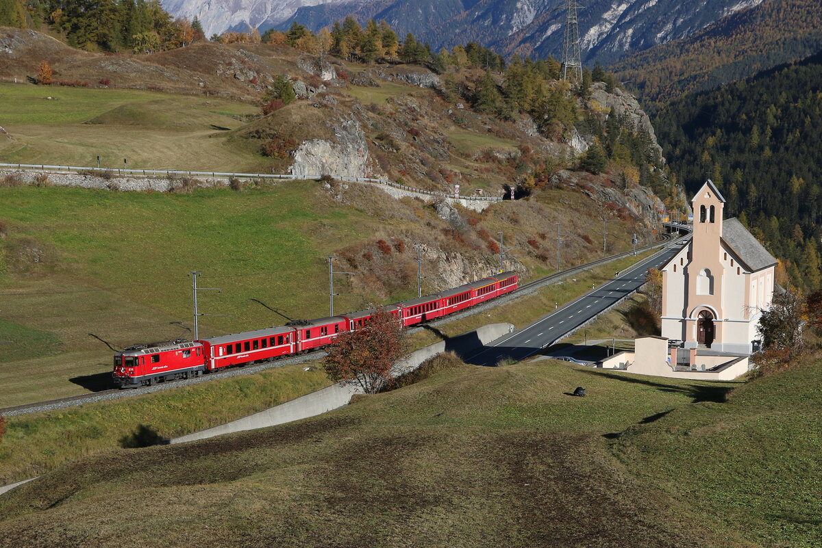 RhB Ge 4/4 II 614 bei der Einfahrt in Ardez am 24. Oktober 2021.