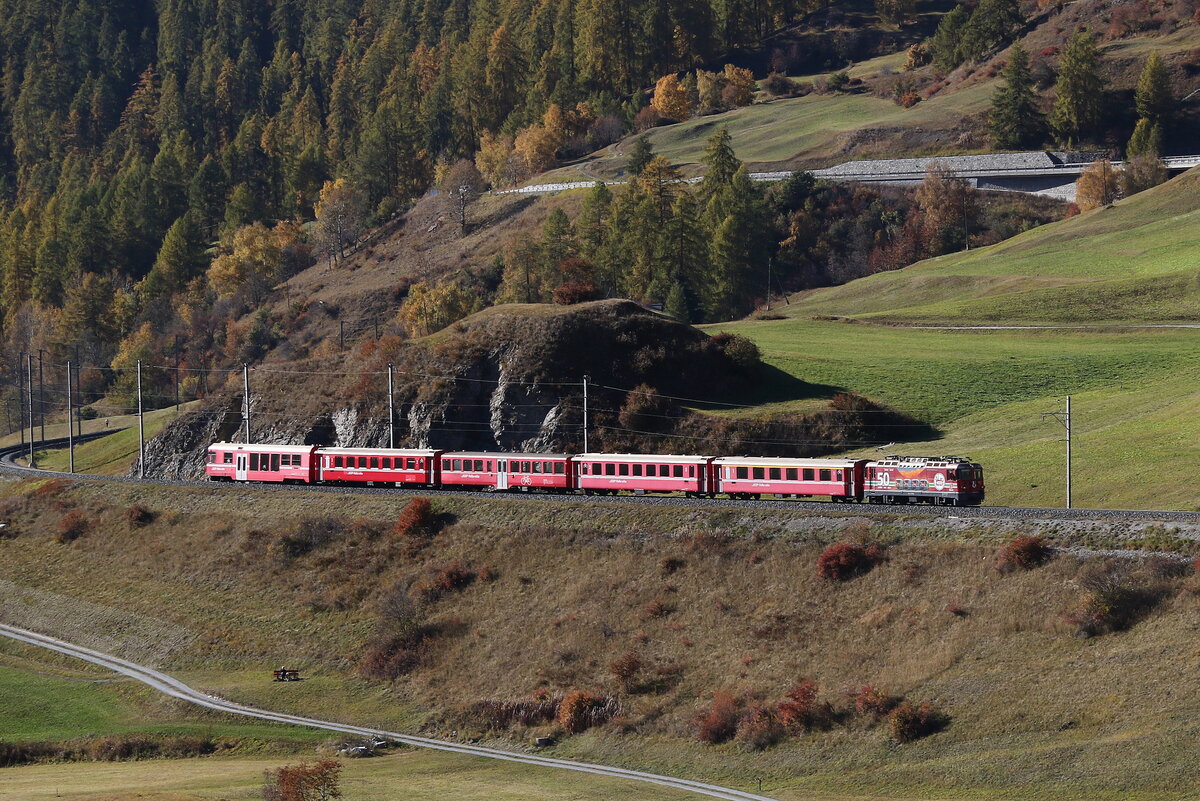 RhB Ge 4/4 II 617  50 Jahre LGB  war am 24. Oktober 2021 in Richtung Scuol unterwegs. Aufgenommen kurz vor Ardez im Engadin.