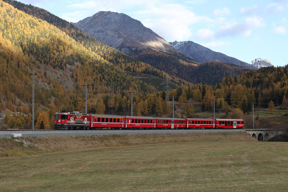 RhB Ge 4/4 II 617  50 Jahre LGB  am 26. Oktober 2021 bei Zernez.