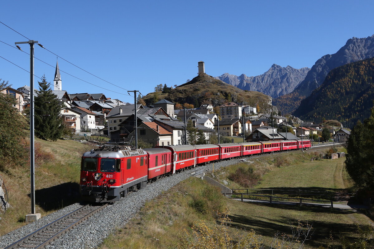 RhB Ge 4/4 II 621 bei der Ausfahrt aus Ardez am 24. Oktober 2021.