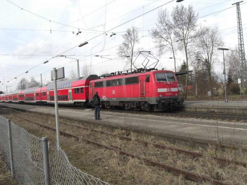 111 006-3 kurz vor der Ausfahrt aus dem Bahnhof von �bersee in
Richtung Salzburg. Aufgenommen am 23. Februar 2008.
