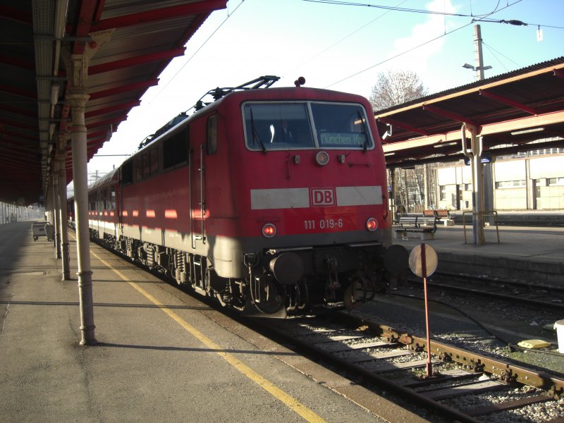 111 019-6 wartet am 30. Dezember 2008 im Salzburger Hauptbahnhof auf die R�ckfahrt nach M�nchen.