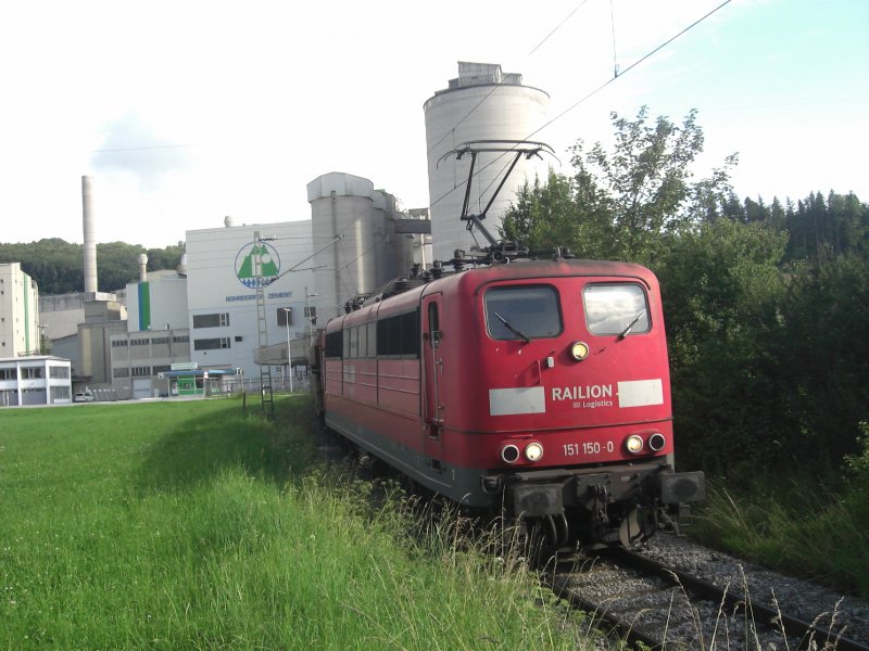 151 150-0 schiebt hier soeben einen G�terzug in das Zementwerk in
Rohrdorf/Oberbayern. Aufgenommen am 26- Juni 2009.