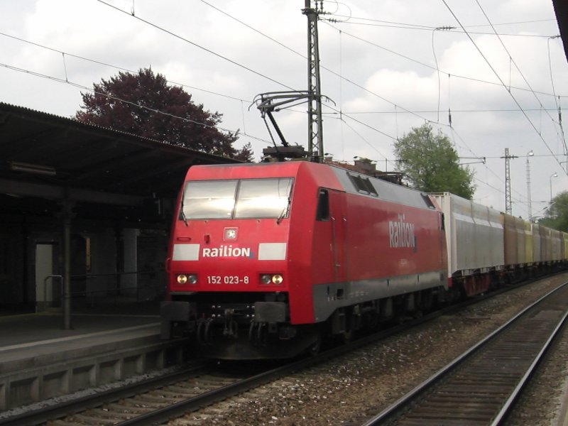 152 023-8  durchfuhr am 1. Mai 2009 mit einem Containerzug
den Bahnhof von Prien am Chiemsee.