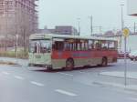 Wagen 129, OL-AC 899, EZ: 1973. Der Bus verläßt gerade den Reserveparkplatz im Bundesbahnweg um wieder auf die Linie 16 zu gehen. Die Aufnahme entstand am 26.04.83. Im Gegensatz zu Wagen 132 war bei diesem Bus die Werbung in Bandenhöhe um das Heck herumgezogen.