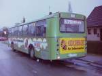 MAN SL 200/143811/wagen-21-nach-einem-unfall-1982 Wagen 21. Nach einem Unfall 1982 bekam der Bus eine neue Heckklappe, die jedoch wieder in der blichen Weise, analog zur Werbung von Wagen 12 lackiert wurde. Die Aufnahme stammt aus dem Januar 1983. Mit dieser ungewhnlichen Kombination aus 'himmlisch modern' und 'traditionell seris' war der Bus bis zu seinem Ausscheiden 1987 im Einsatz.