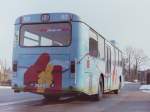 MAN SL 200/150136/wagen-62--und-schenkte-sich Wagen 62. ... und schenkte sich selbst und den Oldenburgern zu diesem Anlass eine besondere Lackierung. Mit einem strahlendem himmelblau als Grundfarbe prsentierte sich der Bus zum Jahresbeginn 1986 auf den Straen Oldenburgs. Das war durchaus dem Anlass angemessen, und ...