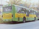 Wagen 80. Ein Jahr später steht der Bus auf dem Reserveplatz, jetzt mit dem schmalen gelben Aufkleber, der für die Haltestellen angefertigt wurde. Auf diesem Bild ist auch gut zu erkennen, wie die Türen mit in die Werbung integriert wurden. 