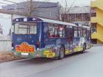 Wagen 89. Zwei Jahre später, im Dezember 1988, sah der Bus nämlich so aus. Auf einer mitternachtsblauen Grundierung waren Sterne, Feuerwerke und Häuser zu sehen. Auf dem Heck war formatfüllend Name und Anschrift der GSG aufgebracht, in einem Design, dass normalerweise nur von der Stadt Oldenburg verwendet wurde.