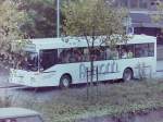Wagen 24, OL-AC 807, Bj. 1988, FIN: WMA7910727B006413. Mit dem letzten Solowagen aus dem Jahrgang 1988, gab die Firma FIELMANN ihr Debut in Buswerbung in Oldenburg. Anders als bei Wagen 21 mit der VOLKSBANK-Werbung nutzte man wesentlich mehr, der zur Verfügung stehenden Fläche, aber von einer Vollwerbung konnte man auch bei diesem Fahrzeug nicht sprechen. Dieses Bild, aufgenommen aus dem Preisland-City SB, zeigt außerdem wie gut ausgelastet der Bus ist.