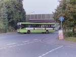 Wagen 26. Der Bus übernahm die Werbung von Wagen 35, einem MAN SL 200 aus dem Baujahr 1979. Er verläßt auf diesem Foto gerade die Endstation der Linie 5 am Friedhofsweg/Nedderend. Die Aufnahme stammt aus dem September 1990. Wenige Monate später wurde der Bus umlackiert.