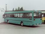 Wagen 27, OL-AX 327, Bj. 1989. Die türkisfarbene Komplettlackierung von Wagen 27 gab schon Anlaß zu Spekulationen über die zu erwartende Werbung. Keiner der ausscheidenden Busse war ähnlich lackiert. Hier steht der Bus wenige Tage nach der Anlieferung im September 1989 auf dem Betriebshof. 