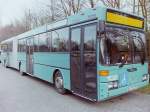 Wagen 142. ... die ersten Gelenkbusse in Oldenburg wurden Anfang der 60er Jahre angeschafft. Es handelte sich um Fahrzeuge des Typ HS 160 USL-G des Herstellers Henschel. Die fünf neuen Busse erhielten die Wagennummern 171 bis 175. Einer von ihnen, Wagen 172, erhielt auch schon Werbung für CARL WILH. MEYER. Die folgenden Solowagen bekamen dann zunächst Wagennummern von 176 an aufsteigend. 1967 folgte ein zusätzlicher Gelenkbus, ein 890 UG-M 16A. Ein auf dem Metrobus von MAN basierender, bulliger und wenig geliebter, von den Fahrern  Panzer  genannter Wagen. Jetzt entschloss man sich dazu die Gelenkbusse absteigend zu nummerieren und gab dem Fahrzeug die Nummer 170. Dieses Prinzip wurde in den folgenden Jahren fortgesetzt. Da die Anzahl der Gelenkbusse relativ gering im Verhältnis zu den Solowagen war, setzte man diese Praxis bis in das Jahr 1983 fort. Die höchste Wagennummer bei den Solowagen war inzwischen die Betriebsnummer 150, die niedrigste Nummer bei den Gelenkbussen die 157. Da man aber bereits 1976 bei der Nummerierung der Solowagen wieder mit  11  begonnen hatte, hätte man die absteigende Nummerierung der Gelenkbusse auch fortsetzen können. Aber warum überhaupt getrennte Nummern für Solowagen und Gelenkbusse. Theoretisch hätte man die wenigen Gelenkbusse ja auch in die fortlaufende Nummerierung der Solowagen einbauen können. Nun, die Stellplätze der Busse auf dem Betriebsgelände folgten einer bestimmten Reihenfolge. Die Gelenkbusse hatten aber in den engen Hallen der OVB Pekol in der Alexanderstraße zu wenig Platz zum Rangieren und wurden deshalb, wie auch auf diesem Bild zu sehen, immer am südlichen Rand des Außengeländes abgestellt. Und zwar so wie sie gerade hereinkamen. Und so gingen die Busse auch am nächsten Tag wieder auf die Linie. In der Regel waren die modernsten Solowagen immer in den Spätschichten eingeteilt, die Gelenkbusse wurden deswegen abends gegen Solowagen getauscht. Es war also sinnvoll den Gelenkbussen eigene Nummernblöcke zu geben, um die Einteilung der Fahrzeuge zu erleichtern und die Stellplätze nicht gesondert ausweisen zu müssen. Nachdem die Gelenkbusse später auch auf anderen Linien und im Spätdienst eingesetzt wurden und nach dem Umzug in das neue Betriebsgelände an der Felix-Wankel-Straße wurden bei der Nummerierung zwischen Solowagen und Gelenkbussen keine Unterschiede mehr gemacht.