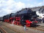 Die BR 52 6106 war mit der BR 58 311 beim Dampfspecktakel in Gerolstein im Sandwich zwischendrin waren ein paar Personenwagen, am 02.04.2010.