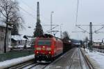 185 114-6 mit einem G�terzug bei der Durchfahrt in Prien am Chiemsee.