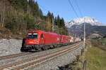1216 011 und 1116 169 waren am 5. November 2025 mit einem gemischten G�terzug bei Pfaffenschwend in Richtung W�rgl unterwegs.